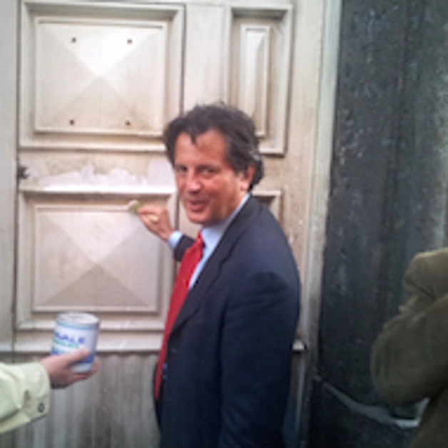 Flash mob al Comune: il sindaco Starita pittura il portone annerito dal fumo