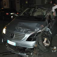 Auto sbanda ed abbatte un palo dell´illuminazione pubblica