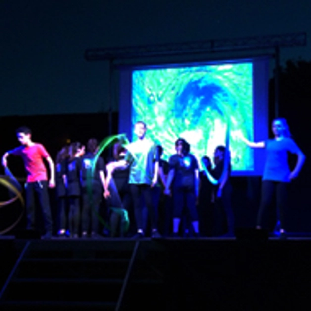 Scuola media Giovanni Pascoli: luci, colori e grande festa