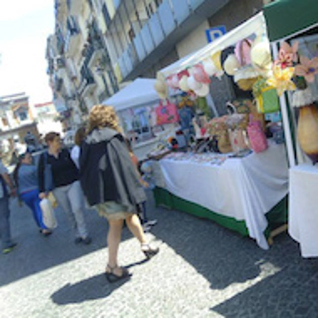 Domani si ripete il mercatino dell´antiquariato in piazza Cesaro