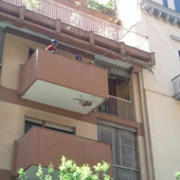 Cadono pezzi di balcone da un palazzo di corso Umberto