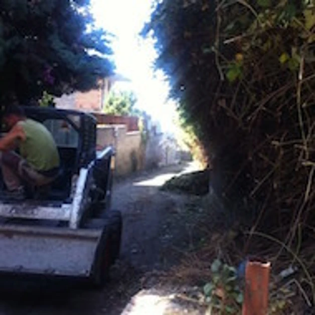 Torre del Greco. Rufiuti ed erbacce, bonifica in via Cupa S. Pietro