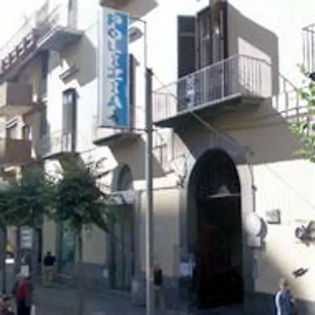 Bomba carta esplode dinanzi ad un negozio in via Plinio