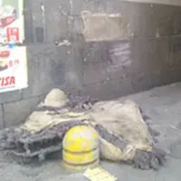 Via Carlo III, i cittadini denunciano: «E´ una discarica. Fate qualcosa!»