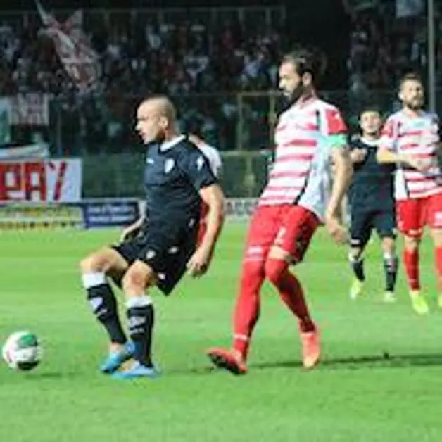 Barletta-Savoia termina 0-0. Scarpa sbaglia un rigore, ma Santurro fa i miracoli