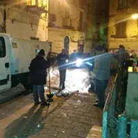 Torre del Greco. Dipendenti comunali rimuovono i rifiuti
