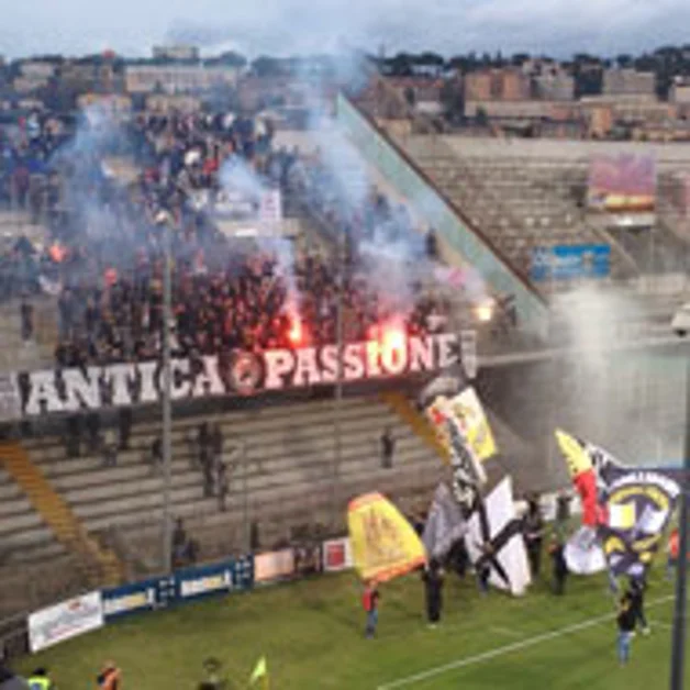 Savoia, 500 euro di multa per fumogeni lanciati dai tifosi