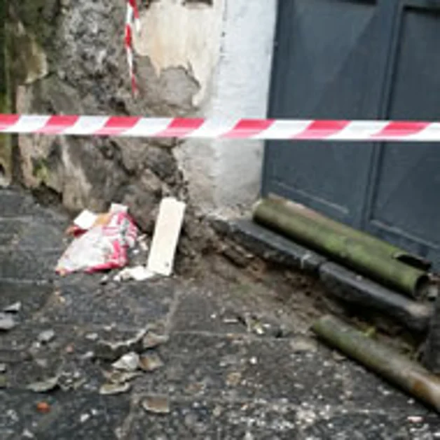 Maltempo, in via Eolo cade un tubo pluviale: distrutto parabrezza di un´auto