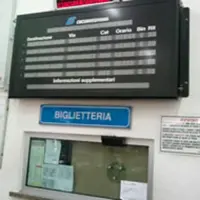 Guasto alle porte del treno Circum, passeggeri bloccati a Torre del Greco