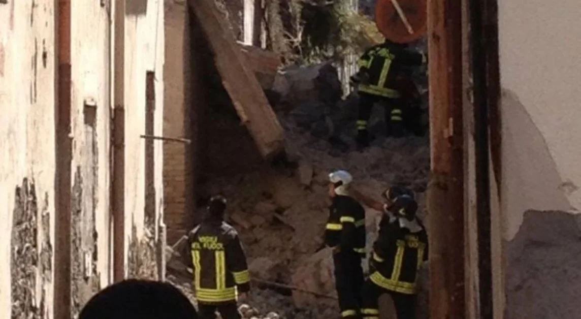 Crolla edificio disabitato in via Grazie nel centro storico. Nessun ferito