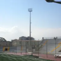 Perde posto di lavoro, si arrampica sui riflettori dello stadio Giraud