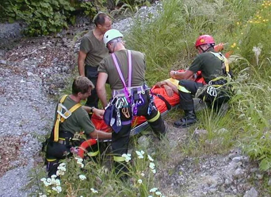 Sarno - Fantino  e cavallo scivolano in un dirupo, salvati