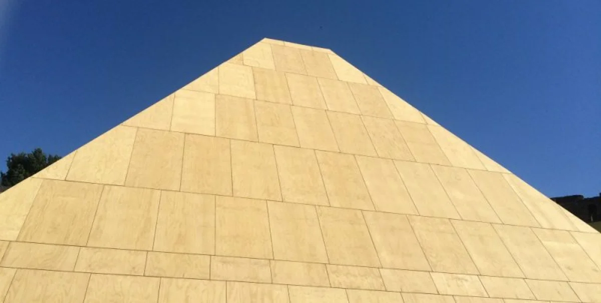 Pompei - Scavi, polemiche per la piramide montata nell'arena dell'Anfiteatro