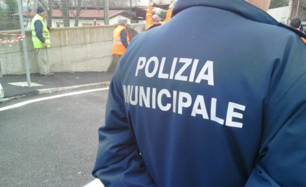 Torre del Greco - Ispezione sacchetti dei rifiuti, uomo ferisce vigile urbano