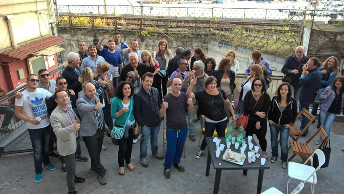 Discesa Equipaggi, flash mob dei cittadini per solidarietà al Bar Ghezzi