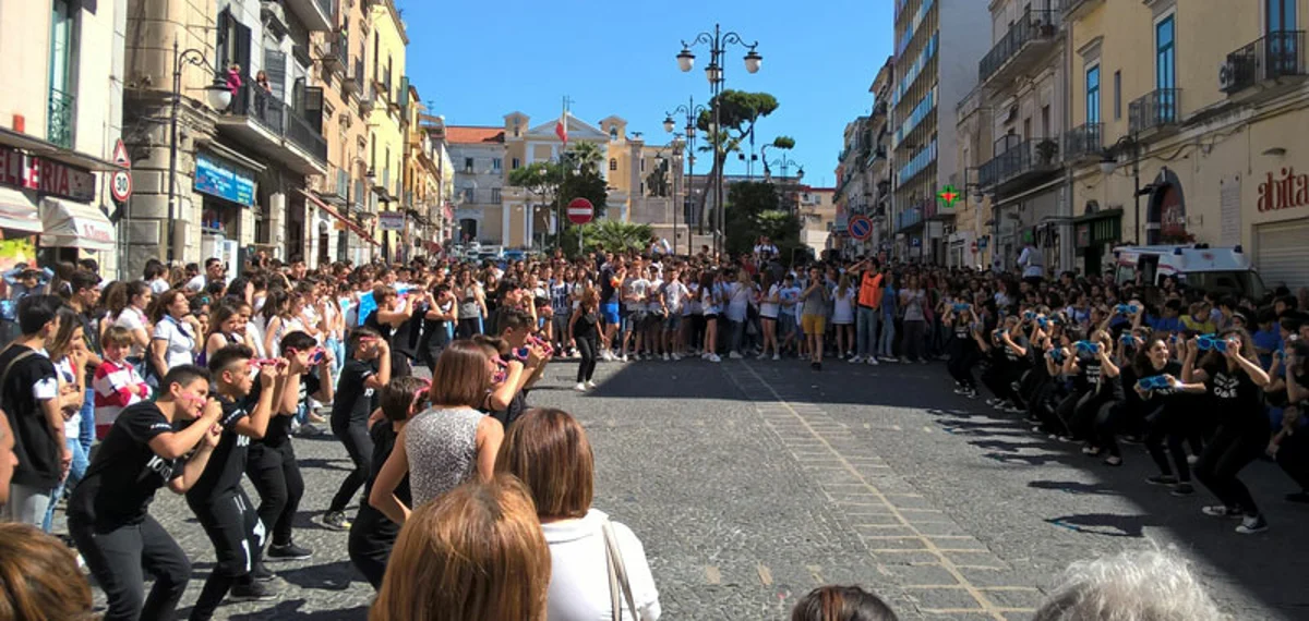 Passeggiata ecologica, migliaia di studenti sfilano a Torre Annunziata per l'ambiente