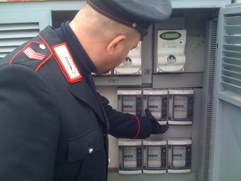 Napoli - Furto di energia elettrica, denunciati dieci commercianti