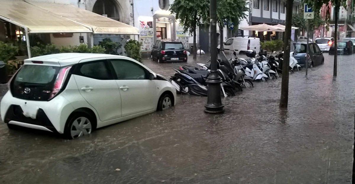 Forte pioggia, Torre Annunziata allagata. Disagi in città