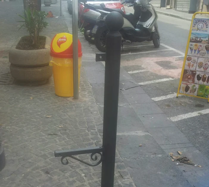 Cestini portarifiuti trafugati nei pressi del Bar Ghezzi a Torre Annunziata