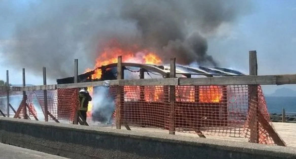 Portici - Incendio allo stabilimento balneare Myrto
