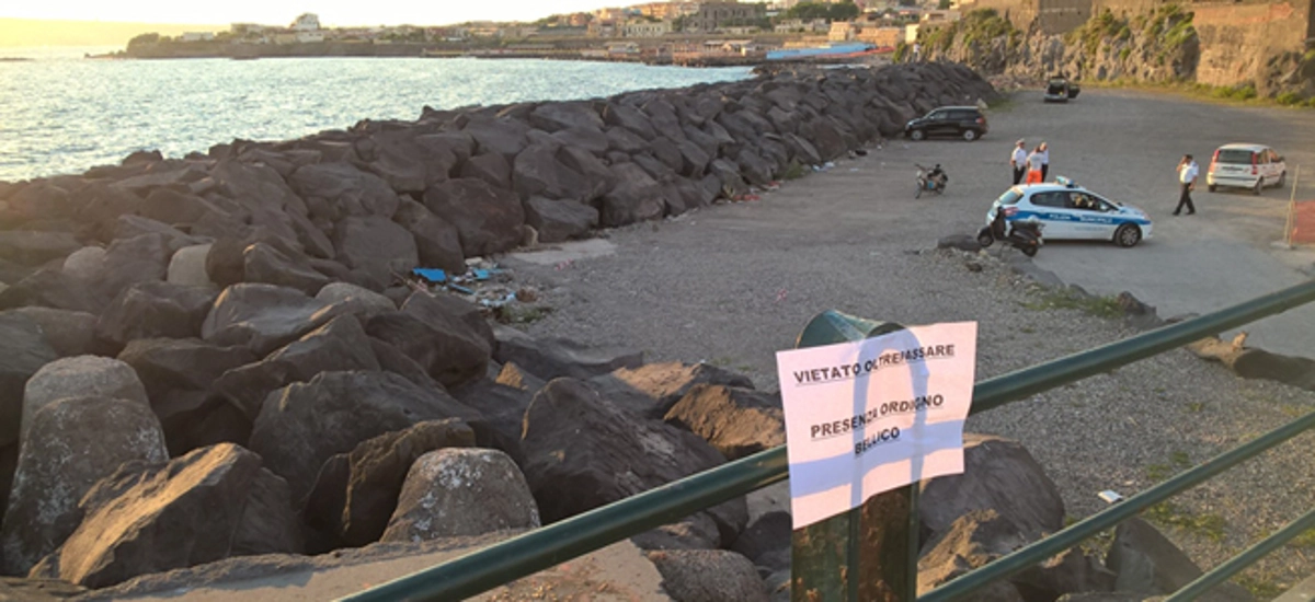 Torre del Greco - Rinvenuto ordigno nei pressi della scogliera vicino al porto