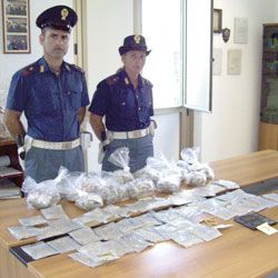 Donna trovata in casa con circa 2 kg di droga, arrestata