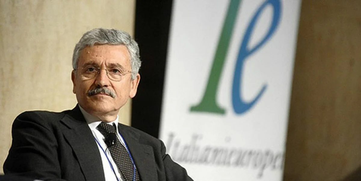 L'ex Presidente del Consiglio Massimo D'Alema a Torre Annunziata