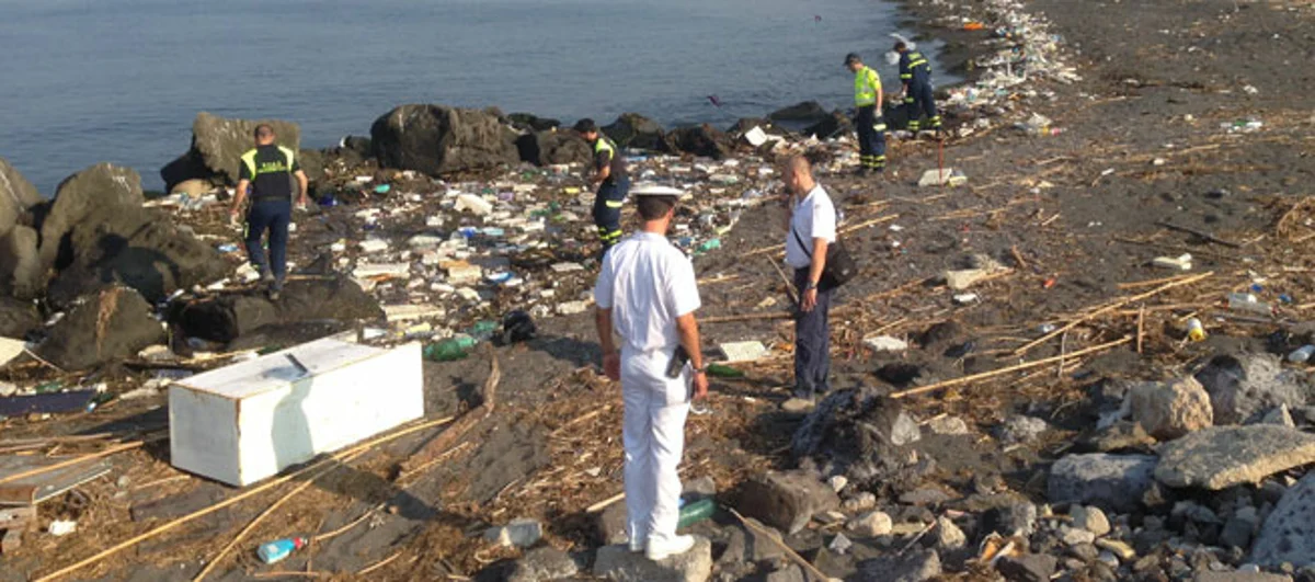 Rifiuti sversati nel Sarno, la Capitaneria di Torre Annunziata: «Oltre 15 mc di materiale raccolto»