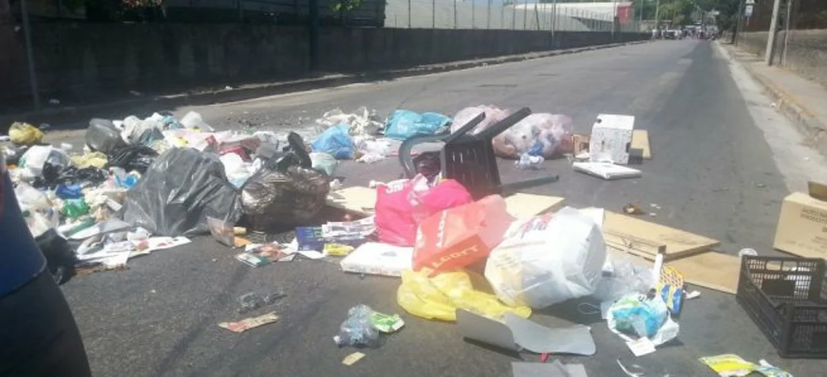 Boscoreale - Protesta contro Ambiente Reale, circolazione bloccata. Cumuli di rifiuti gettati in strada