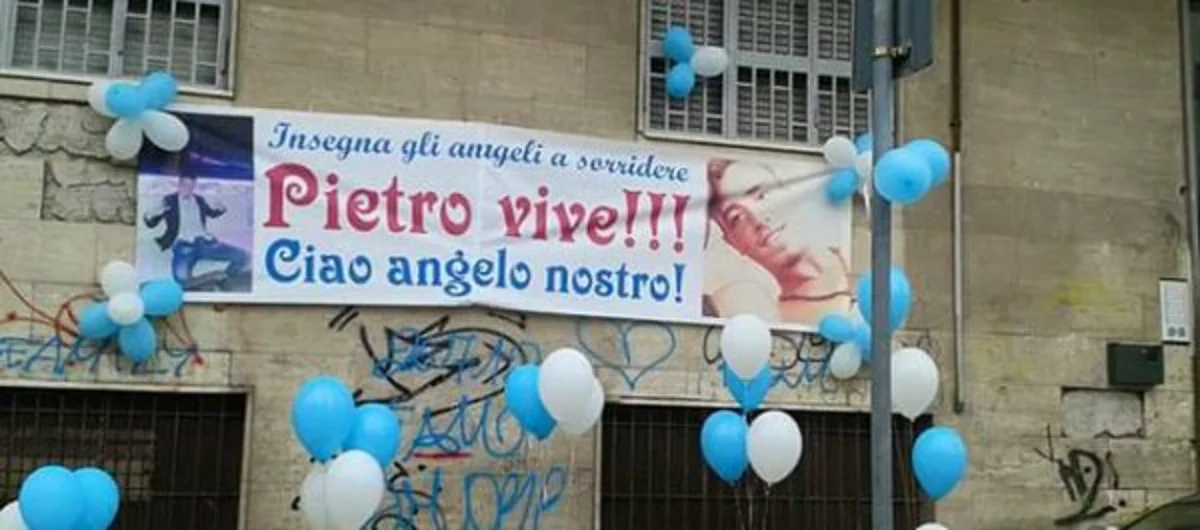 Torre del Greco - I funerali di Pietro Spineto, oltre mille persone per l'ultimo saluto