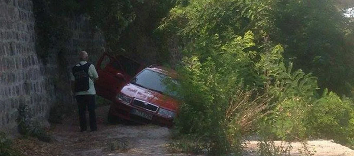 Ercolano - Vigili urbani salvano coppia di tedeschi rimasti in bilico nell'auto sul Vesuvio