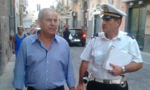 Torre del Greco - Sosta vietata, task force dei vigili urbani con il sindaco