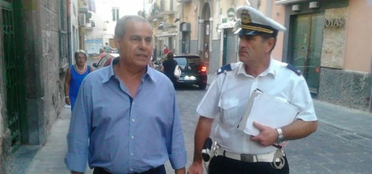 Torre del Greco - Sosta vietata, task force dei vigili urbani con il sindaco