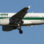 Napoli - Atterraggio d'emergenza a Capodichino di un aereo Alitalia