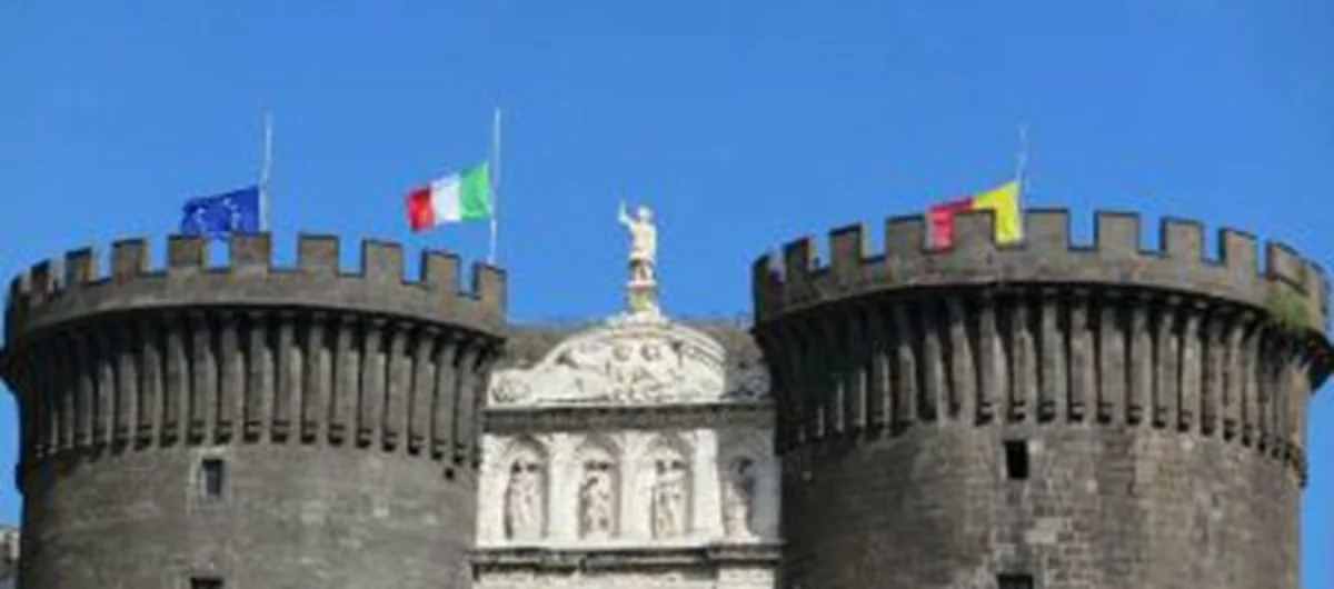 Napoli - Bandiere a mezz'asta contro barbarie Isis