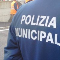 Napoli - Controlli della Polizia Municipale sul lungomare, fermati 31 parcheggiatori abusivi
