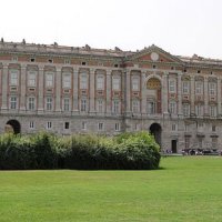 Caserta - Reggia, bagni nella fontana del Parco: chiusa area