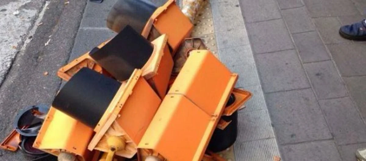 Napoli - Via Cilea, semaforo si abbatte sul marciapiede, paura tra i passanti