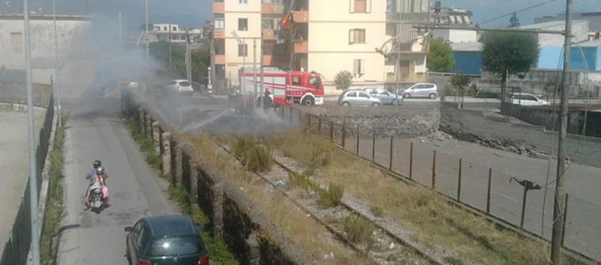 Torre Annunziata - Incendio sulla ex tratta ferroviaria Torre A.-Cancello, bruciano erbacce e rifiuti