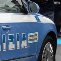 Napoli - Polizia arresta spacciatore e denuncia familiare 17enne