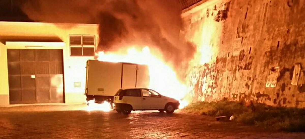 Torre Annunziata - In fiamme un camion per il trasporto di prodotto ittici  