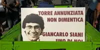 Torre Annunziata - La festa per Giancarlo Siani: in migliaia accompagnano la Mehari verde