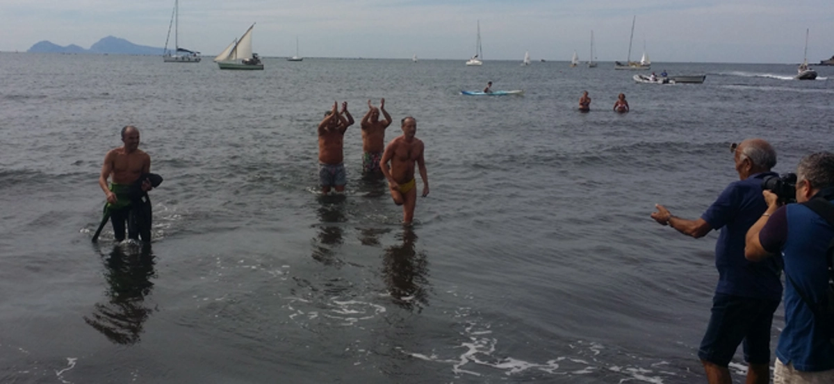 Salvatore Cimmino a nuoto da Vico Equense a Torre Annunziata con una gamba sola