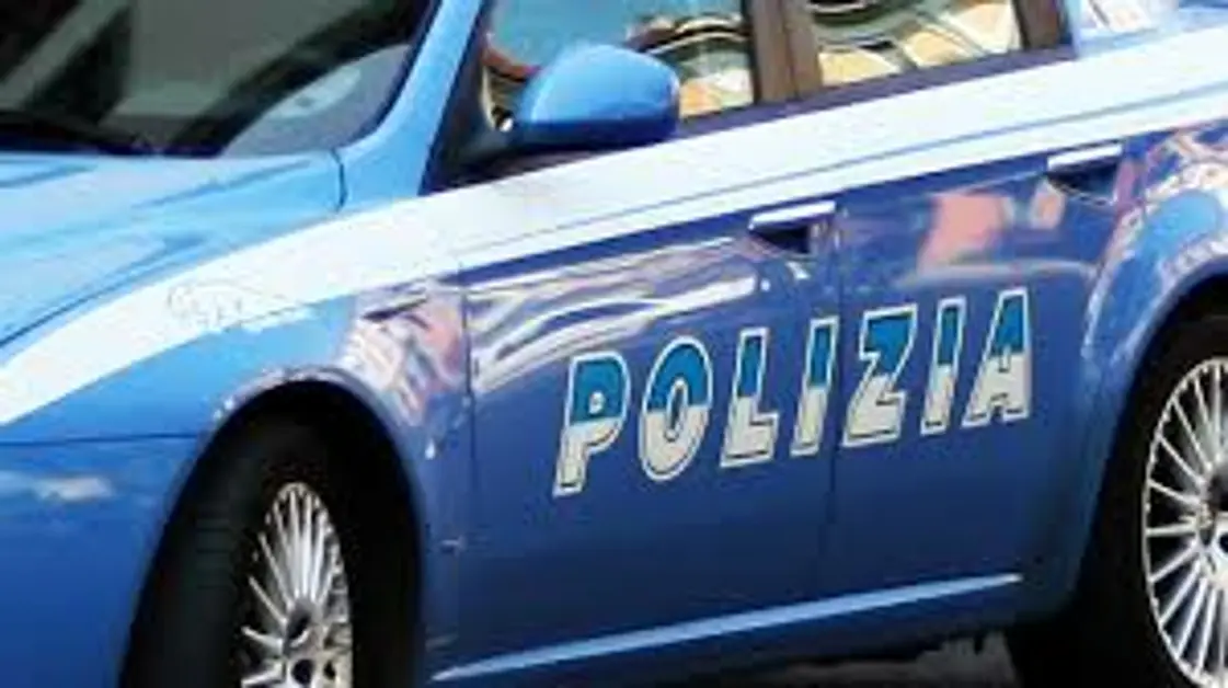 Napoli - Accoltella coetaneo fuori scuola, arrestato 17enne