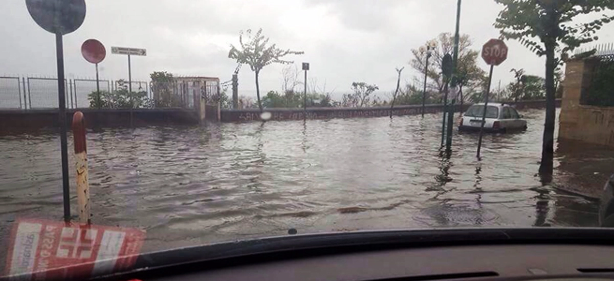 Torre Annunziata - Maltempo, strade allagate. Diversi interventi dei Vigili del fuoco