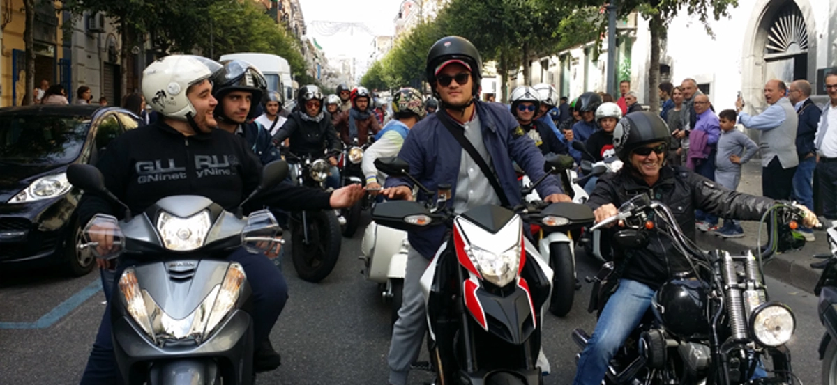 Torre Annunziata, sfilata di moto ed auto d'epoca lungo le strade cittadine