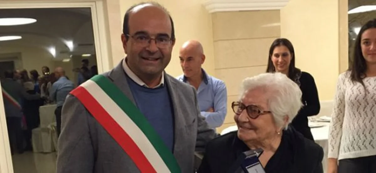 Torre del Greco - Anziana festeggia 100 anni, l'omaggio dell'Amministrazione comunale