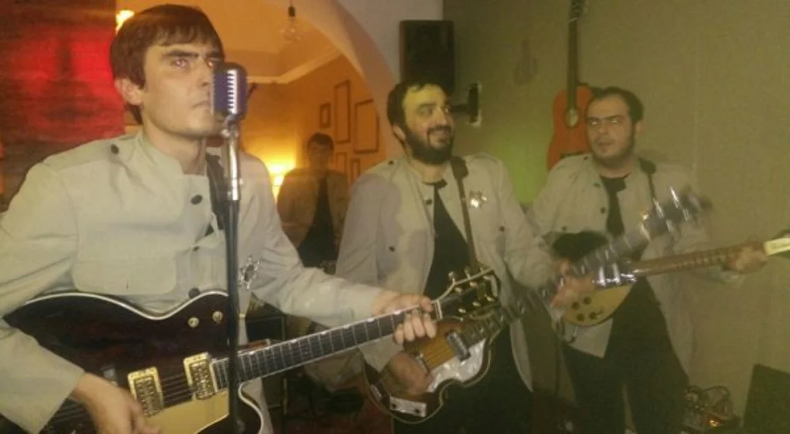 Torre Annunziata - Al Nonsolocaffè spettacolo musicale con i... Beatles