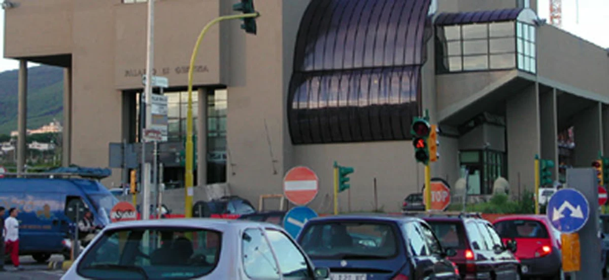 Torre Annunziata - Caos parcheggi in zona Tribunale, ingorghi e proteste degli avvocati