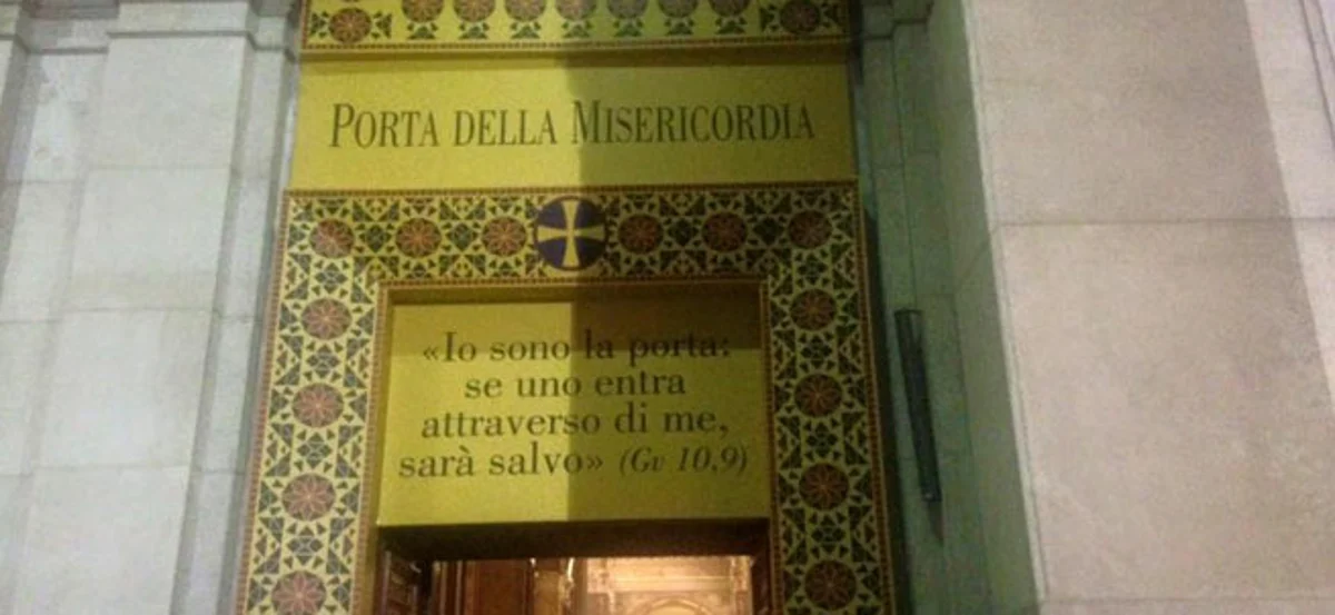 Pompei - Giubileo della Misericordia, il vescovo Caputo apre la Porta Santa del Santuario